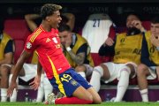 Lamine Yamal celebra el 1-1 ante Francia. Luego marcó Olmo