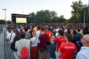 Miles de personas celebran un gol durante el partido de semifinales de la Eurocopa entre España y Francia en Madrid.