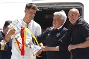 Álvaro Morata, a la llegada de la selección a Madrid, junto con Luis de la Fuente y Pedro Rocha.
