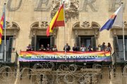 El Ayuntamiento desplega la pancarta 'Alicante con orgullo'. Imagen de archivo