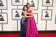 Selena Gomez y Taylor Swift en la alfombra roja de los premios Grammy 2016.