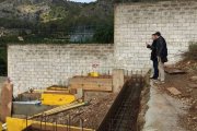 El alcalde de Tavernes de la Valldigna en la visita a las obras de construcción de los nichos