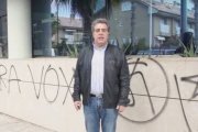 El presidente de VOX Valencia, delante de la fachada del restaurante La Ferradura, llena de pintadas contra VOX.