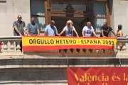 España 2000 colgando la bandera de España sobre el "Orgullo Hetero"