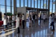 Trabajadores del Hospital de Torrevieja dan la espalda a Barceló