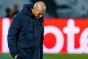 Zidane, cabizbajo, durante el partido que su equipo perdió ante el Shakhtar.