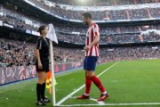 Guadalupe Porras atiende la protesta de Felipe en el último Real Madrid-Atlético celebrado en el Santiago Bernabéu.