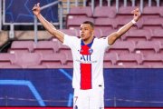 Mbappé celebra uno de los tres goles que marcó en el Nou Camp.