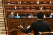 Pablo Casado se dirige a Pedro Sánchez este miércoles en el Congreso.