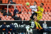 Maxi Gómez, con la camiseta del Valencia, en una jugada contra el Cádiz.