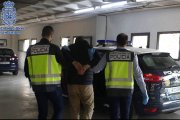 El detenido siendo custodiado por los agentes de la Policía Nacional