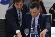 El ministro Albares señala un documento a Sánchez en la ONU.