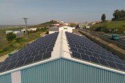 Plazas solares en una nave agrícola andaluza.