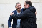 Junqueras se abraza a Otegi, este viernes en Barcelona.