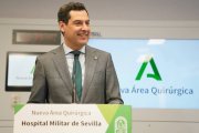 El presidente de la Junta de Andalucía, Juanma Moreno, en la visita a la nueva ampliación ejecutada en el Hospital Militar de Sevilla.