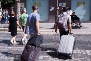 Turistas llegando a Sevilla.
