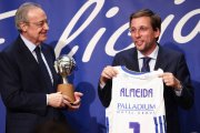 José Luis Martínez-Almeida recibe, de parte de Florentino Pérez, una camiseta del Real Madrid de baloncesto.