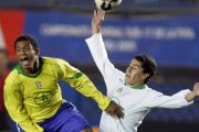 LIMA, PERU: Patricio Araujo from Mexico (R) and Marcelo from Brazil fight for the ball during their FIFA U17 final match in Lima, 02 October 2005. AFP PHOTO/Jaime RAZURI (Photo credit should read JAIME RAZURI/AFP via Getty Images)