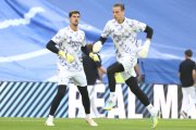 Courtois y Lunin, en el calentamiento de un partido del Real Madrid.