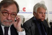 Juan Luis Cebrián, en un acto con Felipe González.