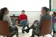 El presidente del Gobierno con unos estudiantes en la biblioteca de Fuenlabrada (Madrid)