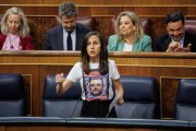 La ministra de Derechos Sociales y secretaria general de Podemos, Ione Belarra, interviene en el Congreso con la camiseta con la foto del hermano de Isabel Díaz Ayuso.