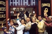 Los protagonistas de Farmacia de guardia junto a Antonio Mercero.