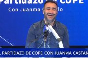 El presentador de 'El Partidazo de COPE', Juanma Castaño, en el momento de la broma con el fútbol femenino del portero del Tardienta.