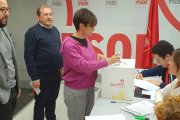 Los militantes socialistas acudieron ayer a votar si aprobaban o no los pactos con el independentismo.