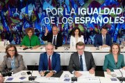 La dirección del PP reunida, junto a los barones territoriales, en la sede del partido