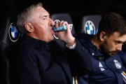 Carlo Ancelotti, tomando uno de sus habituales chicles durante el partido frente al Rayo.