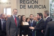 Fernando López Miras, junto a los Reyes de España, en el estand de la Región de Murcia en FITUR.