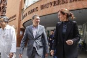 El gerente del Hospital Clínico de Valencia, Álvaro Bonet Pla; la ministra de Sanidad, Mónica García y el consejero de Sanidad de la Generalitat valenciana, Marciano Gómez.