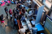 Estudiantes de la Acampada por Palestina apilan objetos frente a las puertas de la facultad de Filología de la Universitat de Valencia.