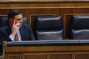 El presidente del Gobierno y líder del PSOE, Pedro Sánchez, habla por teléfono en el Congreso de los Diputados.