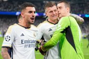 Toni Kroos abraza a Lunin tras eliminar al Bayern de Múnich en la Champions y clasificarse para la final de Wembley.