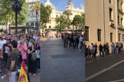 La cola para recoger la papeleta de Alvise rodeaba la plaza del Ayuntamiento y llegaba hasta la calle San Vicente.