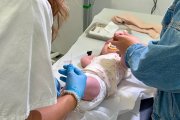Un bebé recibe una vacuna de neumococo