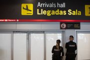 Dos agentes de la Policía Nacional en la puerta de llegadas de la terminal T1 del Aeropuerto Adolfo Suárez Madrid Barajas.