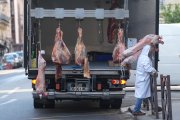 Repartiendo carne en uno de los mercados españoles.  Photo: Marcus Brandt/dpa
29/7/2024 ONLY FOR USE IN SPAIN