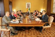 El presidente de la Junta y los consejeros durante el Consejo de Gobierno en San Telmo, Sevilla.