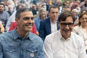 El presidente del Gobierno, Pedro Sánchez, junto al socialista Salvador Illa.