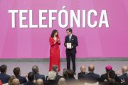 La presidenta de la comunidad de Madrid, Isabel Díaz Ayuso, entrega la distinción al presidente ejecutivo de Telefónica, José María Álvarez-Pallete, durante la entrega de Grandes Cruces de la Orden del Dos de Mayo, en la Real Casa de Correos, a 2 de mayo de 2024, en Madrid (España). El Consejo de Gobierno de la Comunidad de Madrid aprobó el pasado 24 de abril la concesión de la Gran Cruz de la Orden del Dos de Mayo a 15 personalidades, instituciones y entidades sociales como reconocimiento por los servicios prestados a la sociedad. La ceremonia de entrega ha tenido lugar en la Real Casa de Correos, sede del Gobierno regional, durante el acto institucional del Día de la Comunidad de Madrid, el 2 de mayo.
02 MAYO 2024;MADRID;RECONOCIMIENTO GRANDES CRUCES;TRAYECTORIAS PROFESIONALES;2 DE MAYO
Alberto Ortega / Europa Press
(Foto de ARCHIVO)
02/5/2024