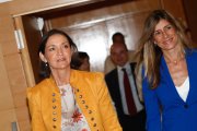 La exministra de Industria, Comercio y Turismo, Reyes Maroto junto a Begoña Gómez.