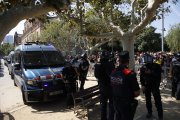Antidisturbios delante de decenas de personas que se han concentrado al lado del Parlament en apoyo a Puigdemont.