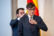 El ya expresidente de la Generalitat, Pere Aragonès, pone la medalla de la presidencia al y el nuevo presidente de Cataluña, Salvador Illa.