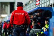 Un ertzaina en el dispositivo de seguridad de un partido de fútbol.