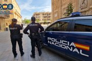 Imagen de agentes y de un coche patrulla de la Policía Nacional