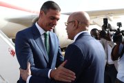 El presidente del Gobierno, Pedro Sánchez (i), y el presidente de Mauritania, Mohamed Uld Ghazuani (d).