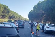 Jóvenes jugando al fútbol en plena autopista AP-4 al estar colapsada por un accidente de tráfico.